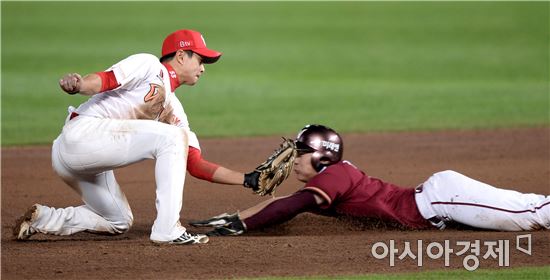 [포토]최정민, '도루는 어림없어'