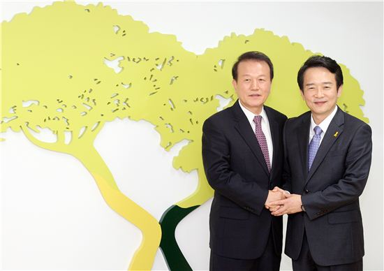 조창희 경기문화재단 대표가 2014년9월 남경필 경기지사로부터 임명장을 받은 뒤 악수하고 있다.