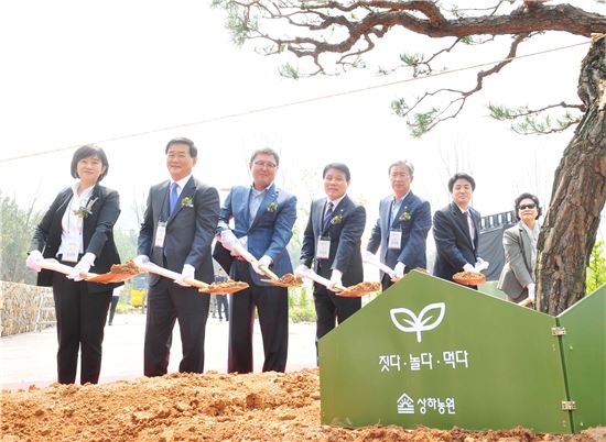 김선희 매일유업 사장(왼쪽부터), 박우정 고창군수, 김정완 매일유업 회장, 이상호 고창군의장, 유성엽 국회의원, 김일재 전북도 행정부지사가 기념식수를 하고 있다.