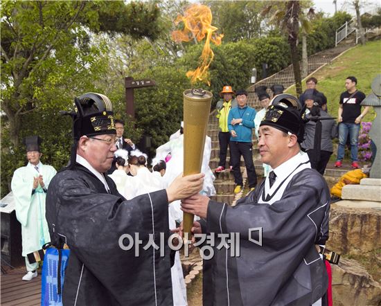 22일 오전 9시 해남 땅끝전망대에서 박철환 해남군수 등이 참석한 가운데 성화를 채화, 105.9㎞의 육지와 23.6㎞의 해상에서 동시 성화봉송 행사가 열려 대회 분위기를 달구었다.