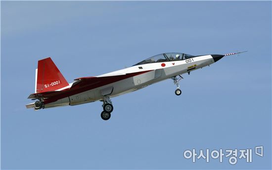 일본이 개발 중인 스텔스기가 22일 첫 시험비행에 성공했다. 