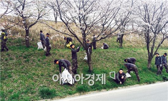 육군31사단 칠의대대 장병 40여 명이 최근 서시천 공원에 모여 대대적인 환경정화 활동을 펼쳤다.
