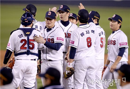 [포토]두산, 한화 상대로 8-2 승리