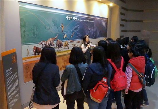 서대문자연사박물관 휴관일이었던 지난 18일 창덕여중 학생들이 박물관 도슨트(전문 안내인)로부터 전시물에 관한 해설을 듣고 있다.
