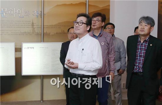 이낙연 전남지사가 23일 오후 장흥의 문학자원을 활용한 문화테마 관광 구상을 위해 천관산 문학관을 방문, 김성 장흥군수 안내로 문인들의 작품을 감상하고 있다. 사진제공=전남도