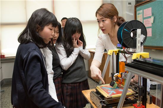3D프린터 설명을 듣고 있는 학생들 