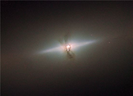 ▲지구로부터 5000만 광년 떨어져 있는 NGC 4111 은하.[사진제공=ESA/NASA]