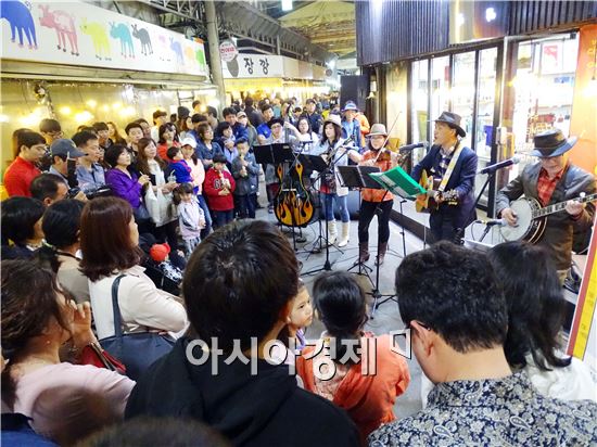 [포토]음악으로 관광객 사로잡는 광주대인예술시장