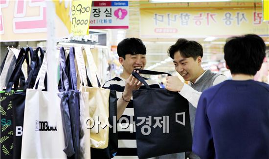 무심한 소비자들 어떻게 발길 붙잡지?