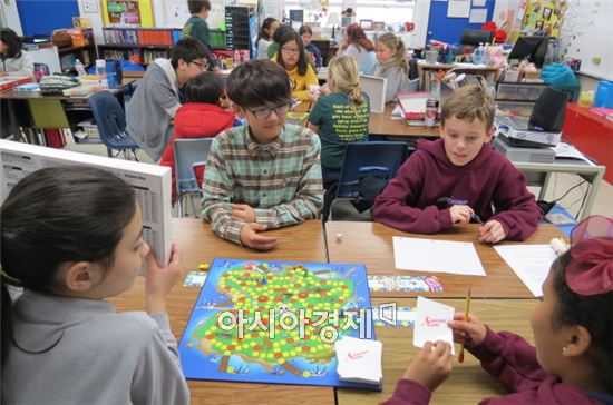 2015년 여름방학 어학연수 학생들이 미국 현지 학생들과 함께 퀴즈 퍼즐 게임에 열중하고 있다. 사진=나주시