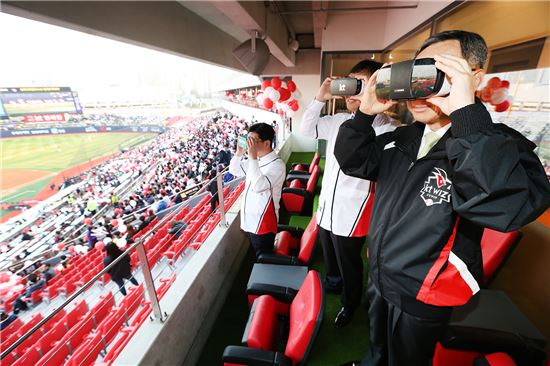 kt 위즈(wiz) 홈 개막전에서 황창규 회장 및 경기장을 찾은 관중이 세계 최초로 GiGA VR 모바일 야구 생중계를 시청하는 모습.

