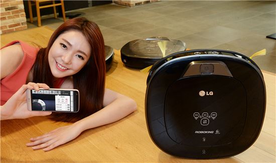 서울 영등포구 여의도동에 위치한 LG트윈타워에서 모델이 LG전자 로봇청소기의 최신 제품인 LG 로보킹 터보 플러스를 소개하고 있다.