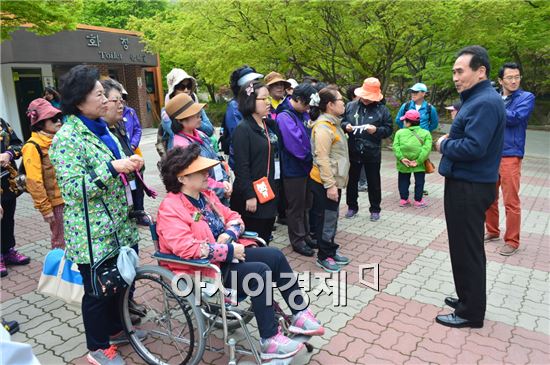 순창군이 2016년 봄 여행주간을 맞아 여행 취약계층인 장애인을 위한 ‘강천산 사랑나눔 걷기 행사’를 진행하기로 해 전국적 관심을 끌고 있다.
