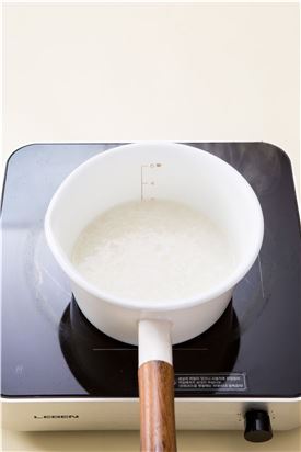 3. 냄비에 쌀과 물 3컵을 넣고 끓여 끓으면 쌀이 푹 퍼지도록 20~25분 정도 은근한 불에서 나무주걱으로 저어가며 끓인다.
