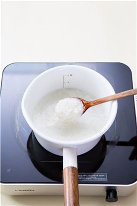 4. 쌀이 푹 퍼지면 콩물을 넣어 고소한 맛이 날 때까지 4~5분 정도 끓인다.

