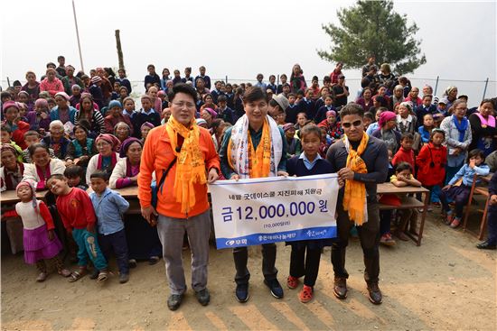 무학, 네팔 '굿데이스쿨'에 지진피해 복구 성금 1만달러 전달