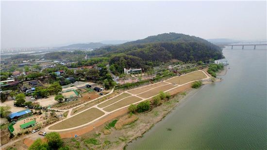 고양시가 25일 개방한 행주산성 역사공원 전경