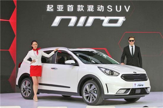 기아자동차가 '2016 베이징 모터쇼'에서 공개한 '니로' / 
