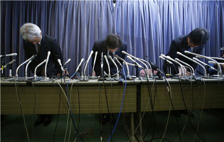 아이카와 테쓰로 사장(가운데) 등 미쓰비시 자동차의 경영진이 20일 기자회견에서 사죄의 뜻으로 고개를 숙이고 있다. (AP = 연합뉴스)