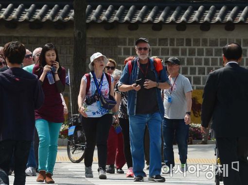 [포토]반팔티셔츠 입은 외국인 관광객들 