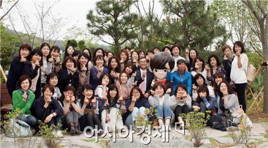 지난 23일 도쿄와 오사카에서 활동하는 유노윤호 팬클럽회원 50여명이 광주 시내 일대와 유노윤호의 모교인 광일고등학교를 방문해 기념촬영을 하고있다.