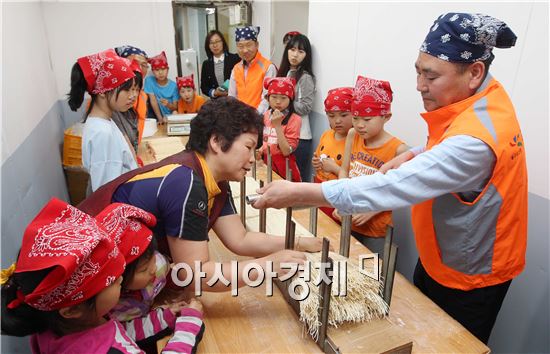 광주시 북구는 '와우골 국수이야기'라는 테마로 25일 우산동종합사회복지관에서 지역 초등학생 20여명과 우산동 주민자치위원회 회원 20여명이 참여한 가운데 국수를 직접 만들고 포장하는 체험을 가졌다. 사진제공=광주시 북구
