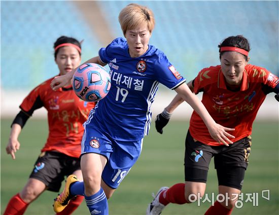 [포토]유영아, '수비 두 명도 문제없어'