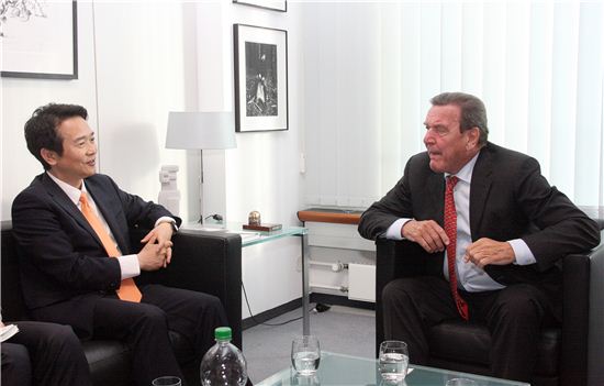 남경필 경기지사가 2014년 10월 독일을 방문해 슈뢰더 전 총리와 연정 등 관심사에 대해 이야기를 나누고 있다. 
