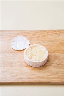 1. 카망베르 치즈는 위쪽의 껍질 부분을 도려낸다.
