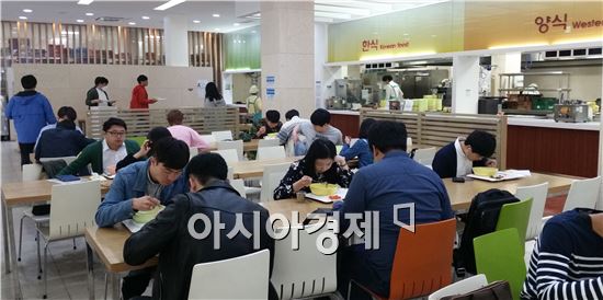 전남대학교(총장 지병문)가 지난해부터 운영하는 아침 ‘건강밥상’이 갈수록 인기를 더하고 있다.