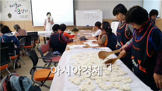 곡성군농업기술센터는 우리지역 농산물 가공지식과 기술을 갖춘 여성농업인을 육성하고 우리 쌀을 활용한 전통주와 발효식초제조 기반을 마련하기 위해 ‘우리 술과 식초 빚기’라는 주제로 교육과정을 운영한다.