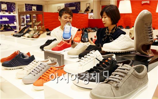 (주)광주신세계(대표이사 임훈) 3층 슈즈 매장 내 위치한 컴포트화 전문 브랜드 '캠퍼(Camper)'에서 활동량이 많은 봄철에 유용하게 쓰일 수 있는 편리한 신발을 선보이고 있다.