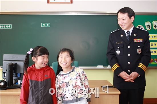 오상택 곡성경찰서장, 선행 학생들 직접 찾아 상장 수여