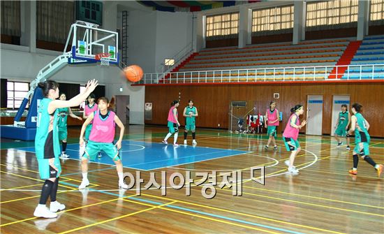 광주대학교 여자농구부 선수들이 학교 체육관에서 2016대학농구리그에 대비해 다양한 전술 훈련 등을 실시하고 있다.