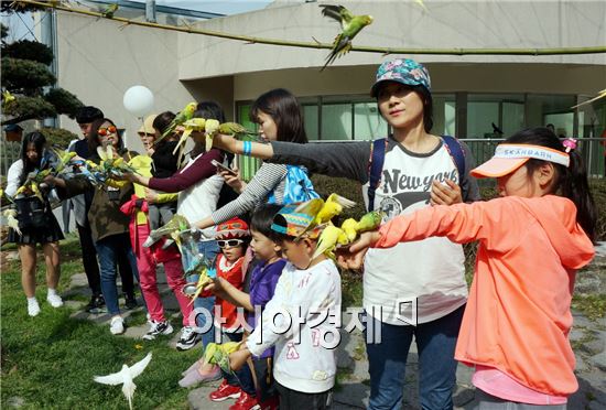 우치공원동물원에서 사랑새 체험하는 어린이들