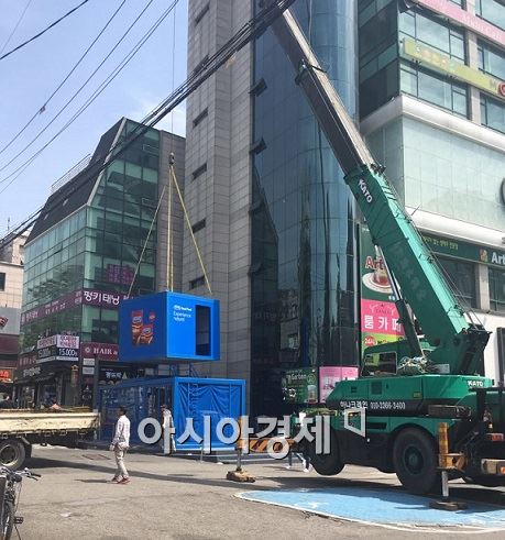 옥시 계열사 듀렉스, 홍대 거리서 콘돔 홍보하다 '역풍'