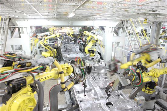 현대차 베이징 3공장의 차체공장에서 로봇이 차체를 조립하고 있다. 현대차는 2012년 베이징 3공장이 양산에 돌입하며 중국서 연간 100만대 시대를 열었다.