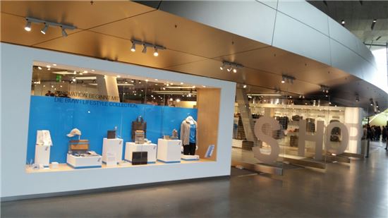 BMW 콜렉션 상품들을 파는 쇼핑숍이 1층에 위치해 있다. 