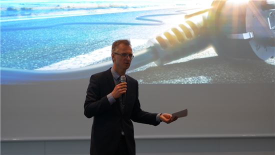로버트 마이어 BMW그룹 상품 전략부문 수석부사장이 플러그인 하이브리드카 기술과 확대 전략 등에 대해 이야기를 하고 있다.
