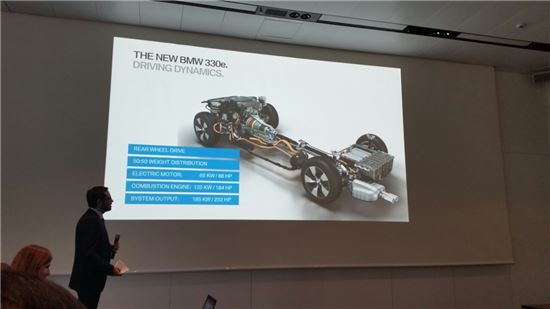 마르쿠스 크렌 BMW 330e 플러그인 하이브리드 프로젝트 매니저가 부품의 제원 등에 대해 소개하고 있다. 
