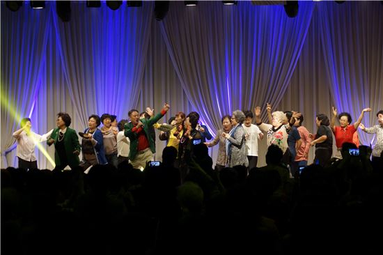 지난해 5월 서울 여의도 중기중앙회에서 개최된 2015년 바이네르 효도잔치에서 김원길 대표가 참가자들과 노래하고 있다.