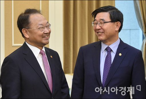 [포토]활짝 웃는 유일호 경제부총리·이기권 노동부 장관