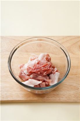 1. 돼지고기는 불고기용으로 준비하여 먹기 좋은 크기로 썬다.
