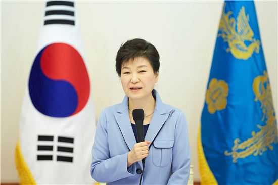 박 대통령은 18일 오전 광주에서 열리는 5ㆍ18 민주화운동 기념식에 3년 연속 불참한다. 