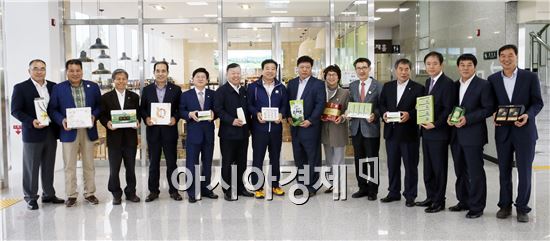 27일 보성군(군수 이용부)에서는 보성녹차사업소에서 운영하는 봇재 그린마켓에 사후면세점 현판식을 갖고 본격 운영한다. 

