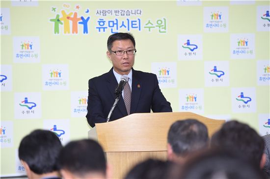 이상훈 수원시 문화교육국장이 5월 행사에 대해 설명하고 있다. 