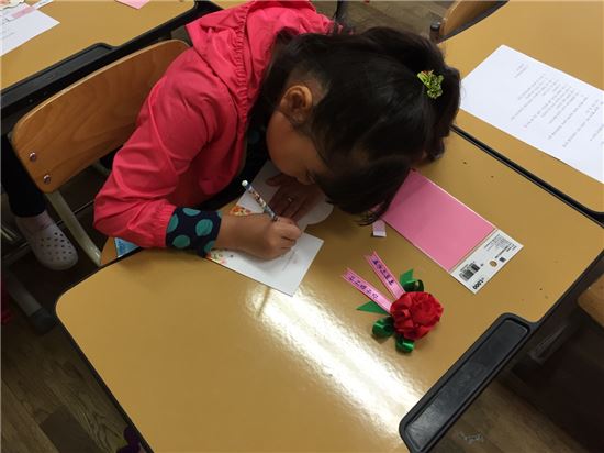 영양제· 과일· 카네이션과 편지 담긴 건강박스?