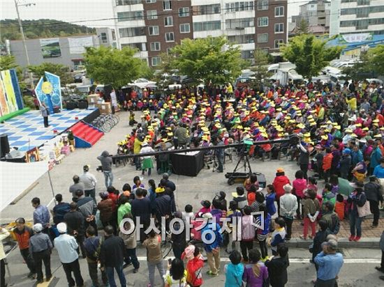 고창군민과 시장상인들의 끼를 펼치는 JTV 전주방송 ‘와글와글 시장가요제’가 고창전통시장에서 열렸다. 