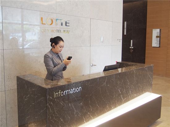 롯데시티호텔 제주 직원이 KT파워텔의 LTE 무전기 라져를 사용하고 있다.
