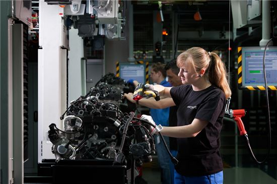 BMW 독일 뮌헨 공장 직원들이 생산라인에서 작업을 하고 있다.  